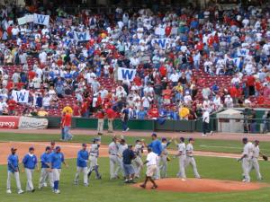 20070928_cubs_celebrate_victory_and_fans_show_cubs_win_flags
